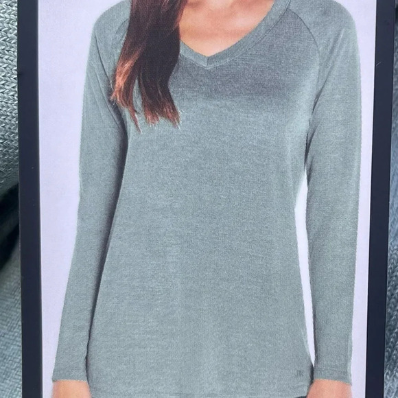 Banana RepublicĀ Ladies'āLongāSleeveāV-NeckāTop - Picture 4 of 8